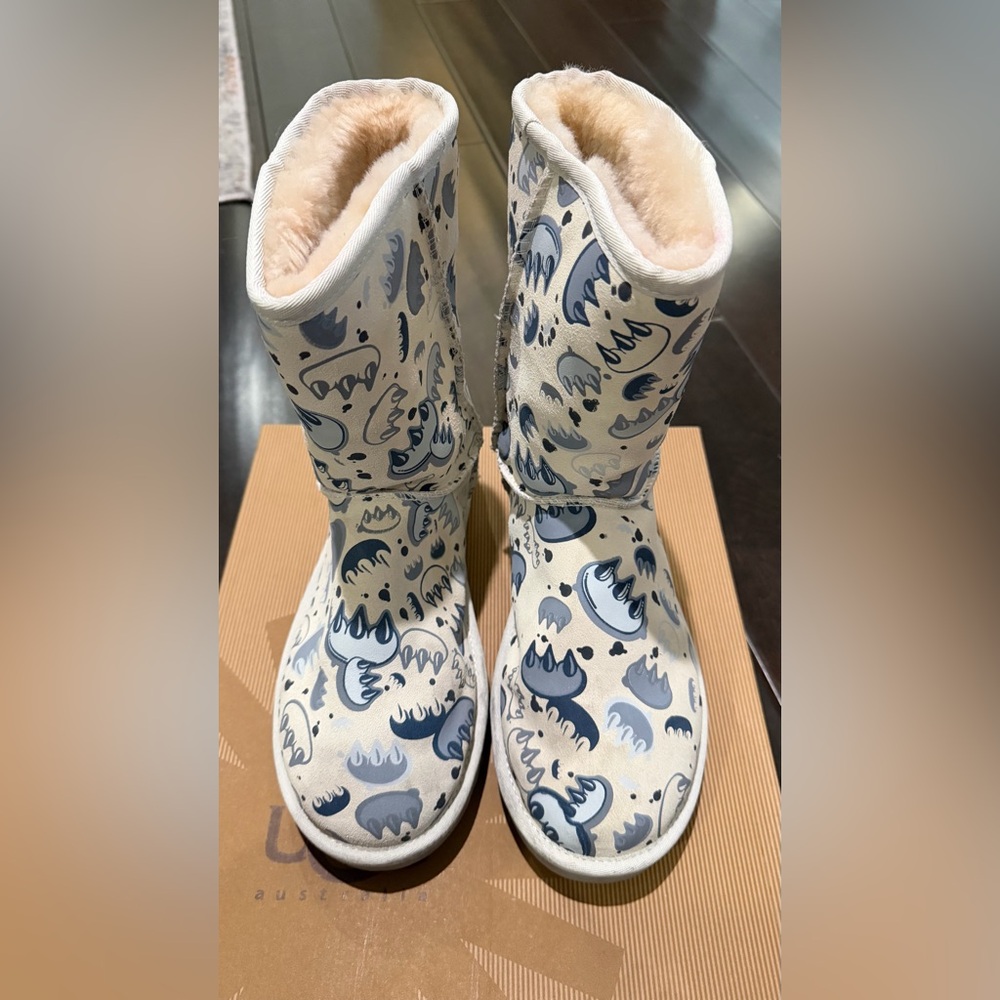 UGG Women's Classic Short Graffiti Boots - White/Gray/light blue - Picture 2 of 8